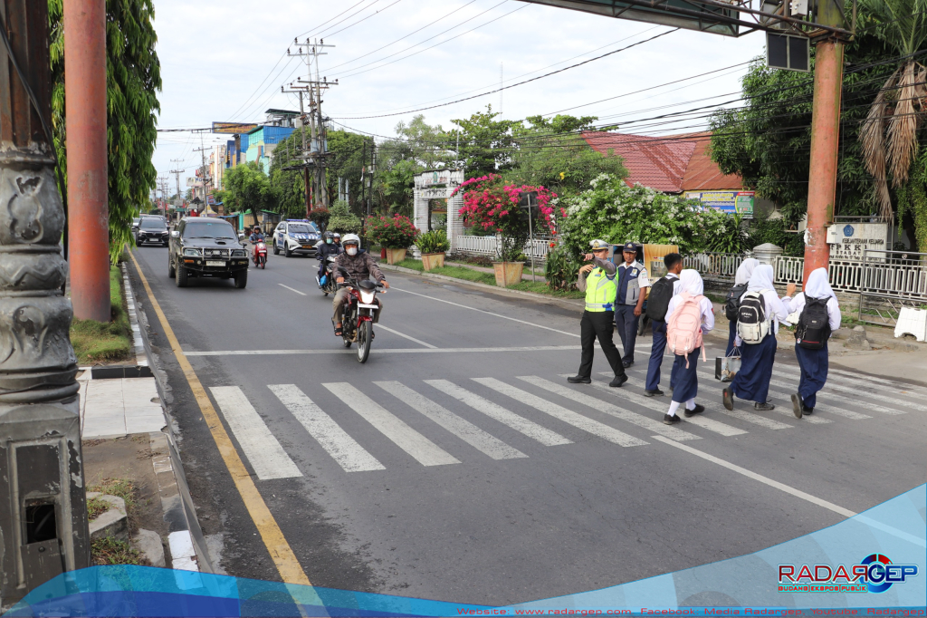 Saat Mentari Terbit, Polisi Mulai Menjaga: Wujud Peduli Pendidikan di Tengah Padatnya Arus Pagi